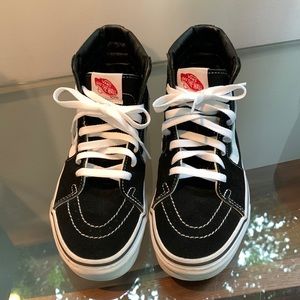 Hightop Vans Unisex size W7/M5.5! Like new condition!!